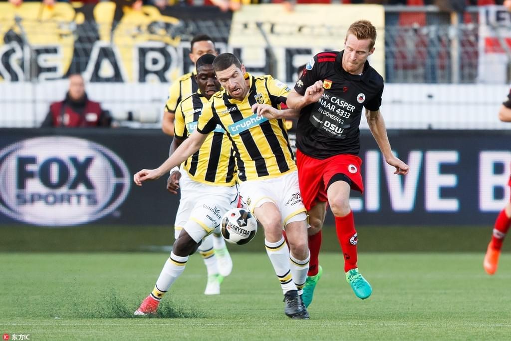 他在场上虽 他在场上虽